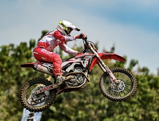 Naik Podium 2 Kali, Crosser Muda Arsenio Algifari Bersinar di Kejurnas MX2 Magelang